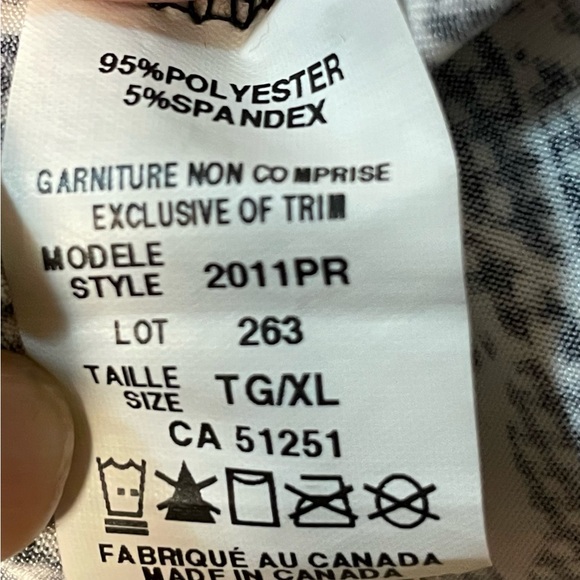 3/4 length sleeve tunic top. Wrinkle free with linear front detail - Picture 3 of 5